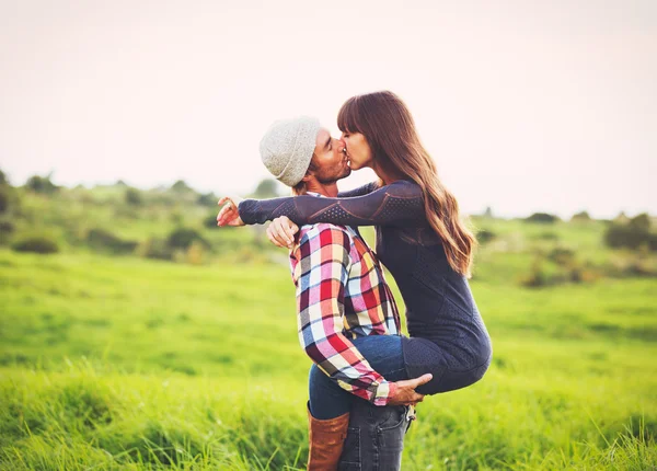 Jeune couple amoureux — Photo