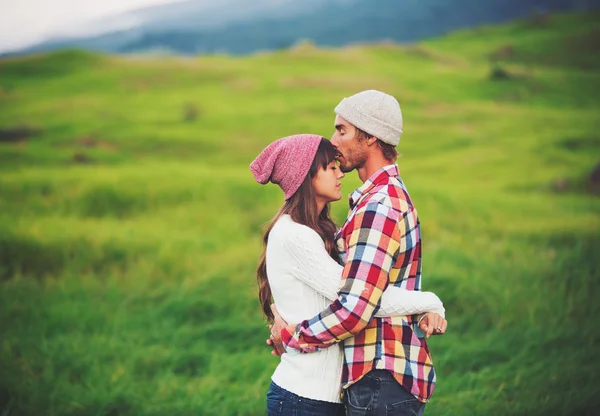 Jeune couple amoureux — Photo