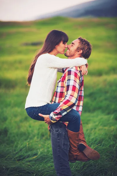 Pareja joven enamorada —  Fotos de Stock