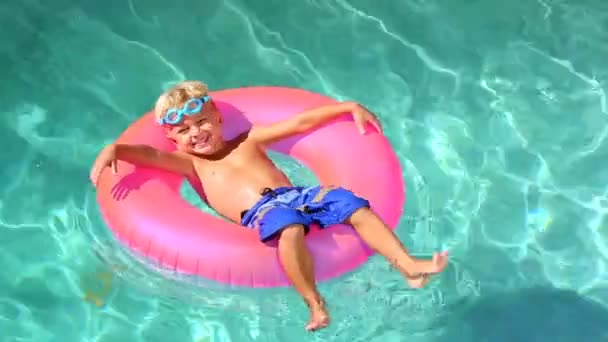 Niño divirtiéndose en la piscina — Vídeo de stock