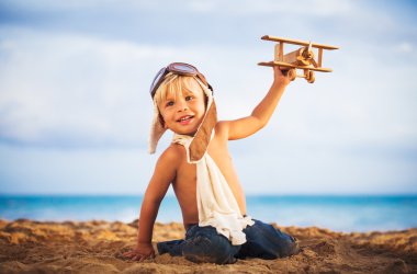 Küçük çocuk ve oyuncak uçak