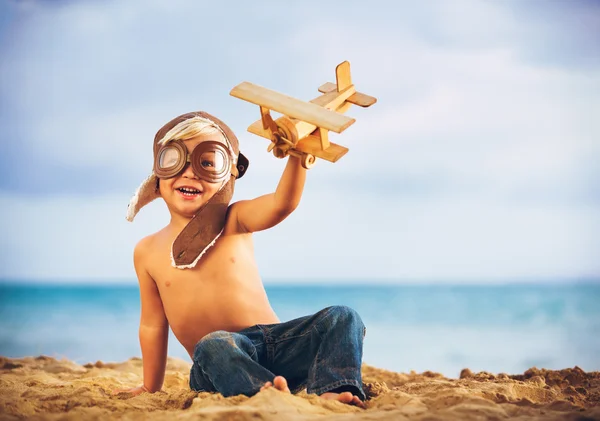 Kleiner Junge und Spielzeugflugzeug — Stockfoto