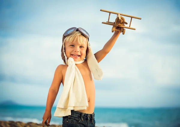 Piccolo ragazzo e giocattolo aeroplano — Foto Stock