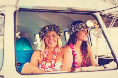 Vintage Surf Van Beach yaşam tarzı sörfçü kız