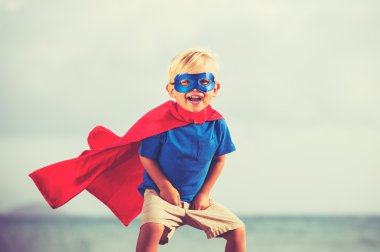 Oynayan süper kahraman çocuk