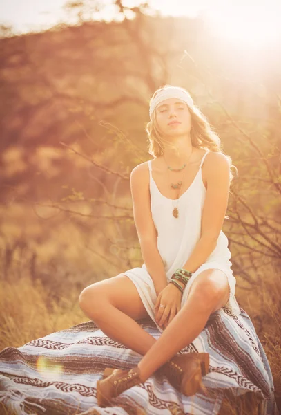Мода, молода жінка, на відкритому повітрі на заході сонця — стокове фото