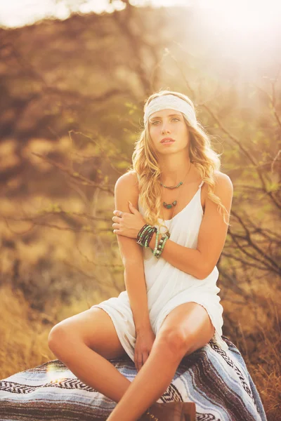 Mode, Jeune femme en plein air au coucher du soleil — Photo