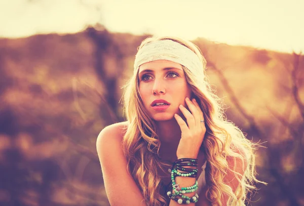 Moda, Mujer joven al aire libre al atardecer —  Fotos de Stock