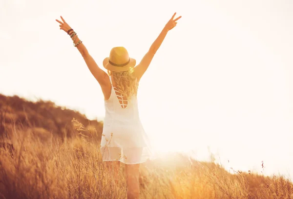 Gelukkig jonge vrouw buiten bij zonsondergang. Mode levensstijl. — Stockfoto