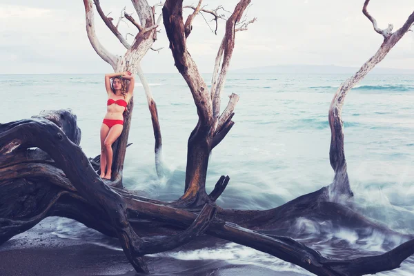 Mulher bonita Relaxando junto ao oceano — Fotografia de Stock