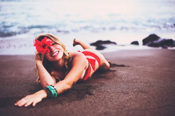 Femme se relaxant sur la plage tropicale — Photo
