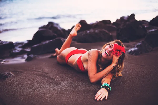 熱帯のビーチでリラックスした女性 — ストック写真
