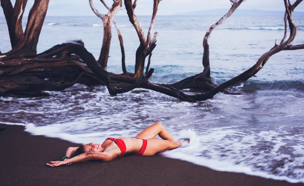 Kadın tropik sahilde rahatlatıcı — Stok fotoğraf