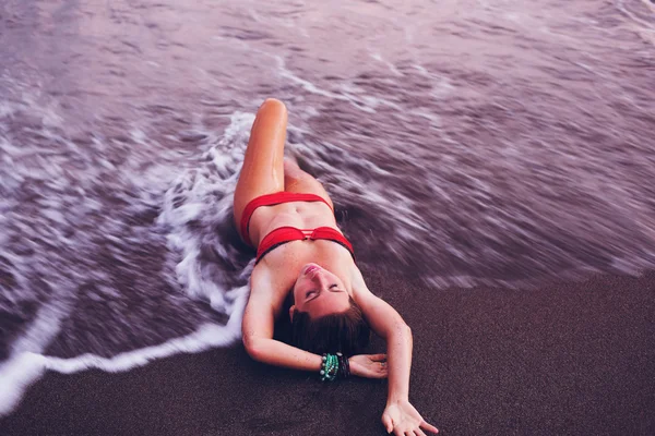 Жінка розслабляється на тропічному пляжі — стокове фото