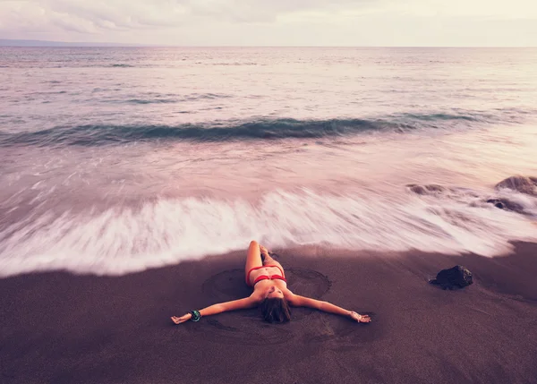 Красивая женщина отдыхает на тропическом пляже — стоковое фото