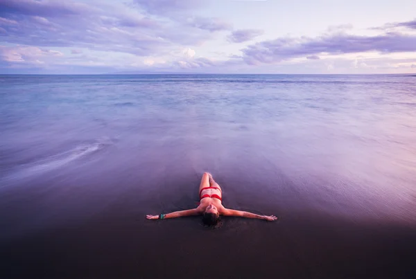 Kobieta relaksujący na tropikalnej plaży — Zdjęcie stockowe