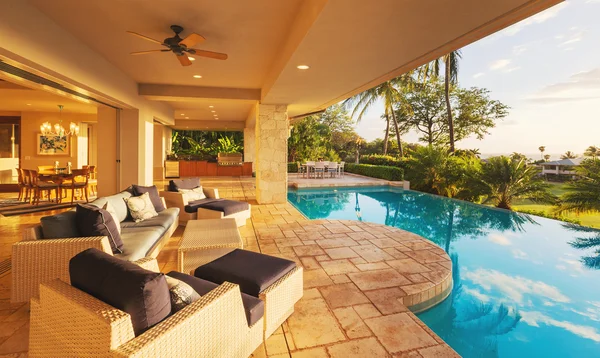 Casa de lujo con piscina al atardecer — Foto de Stock