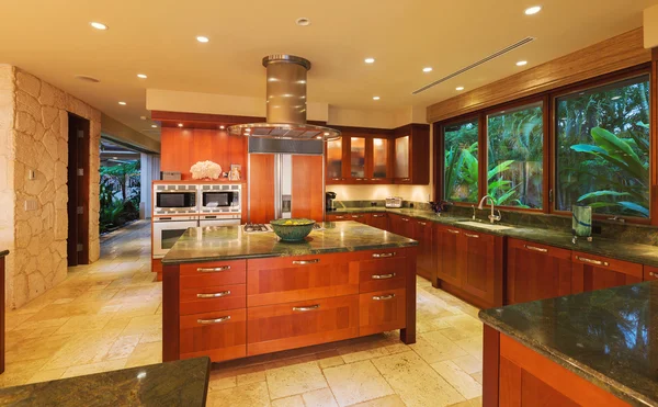 Küche im Luxus-Eigenheim — Stockfoto