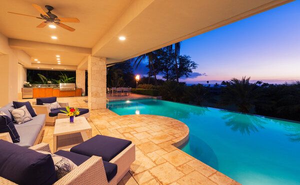 Casa de lujo con piscina al atardecer — Foto de Stock