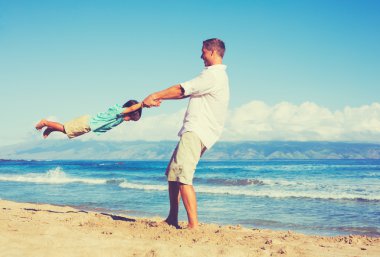 Baba ve oğul açık havada oynuyor