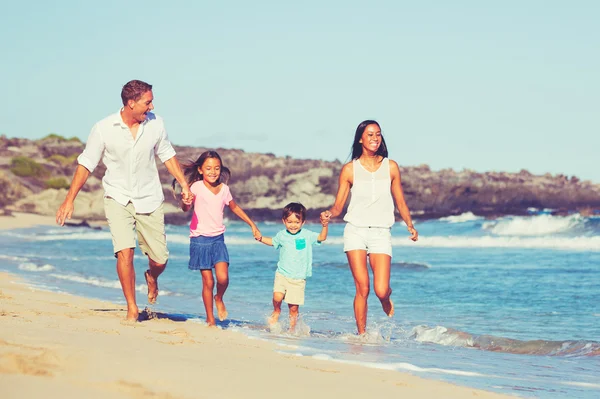Gelukkige familie samen plezier — Stockfoto