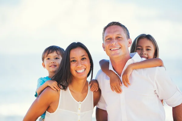 Счастливая смешанная расовая семья, развлекающаяся на свежем воздухе — стоковое фото