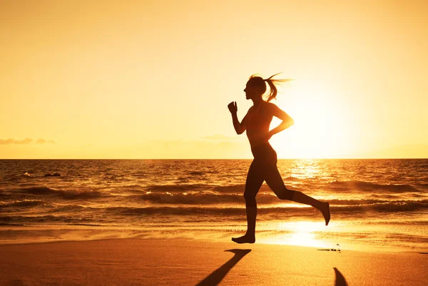 Mulher correndo ao pôr do sol — Fotografia de Stock