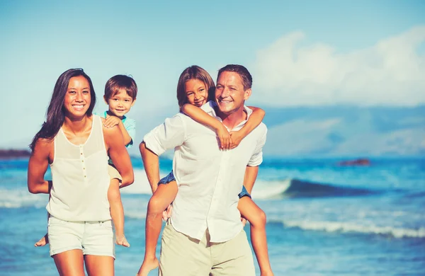 Lycklig familj tillsammans ha kul — Stockfoto