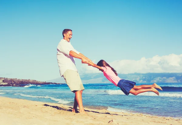 Padre e figlia giocare all'aperto — Foto Stock