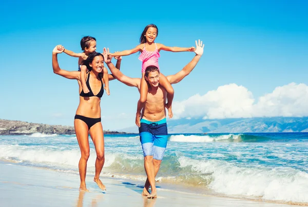 Familia feliz divirtiéndose en la playa — Foto de Stock