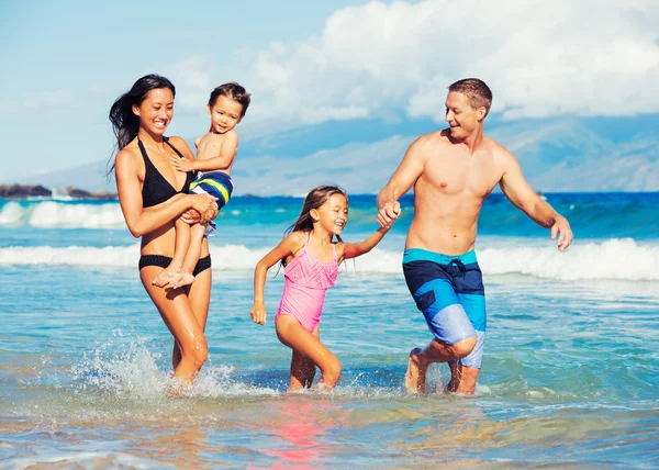 Lycklig familj ha kul på stranden — Stockfoto