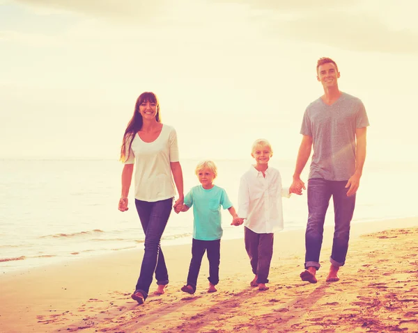 Jovem família se divertindo na praia — Fotografia de Stock