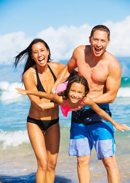 Família feliz se divertindo na praia — Fotografia de Stock