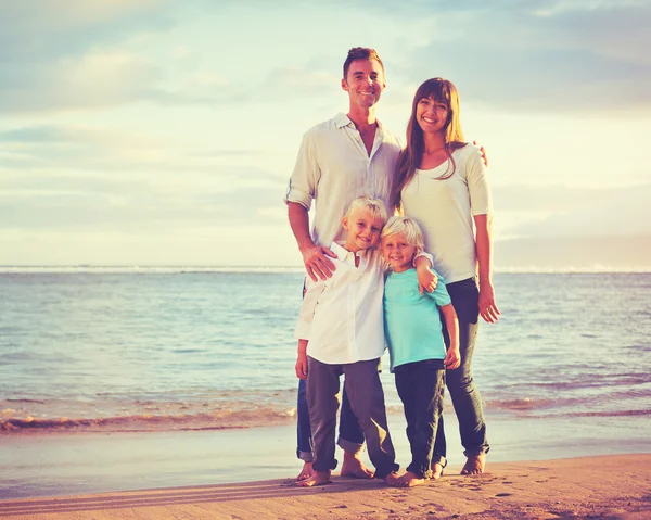 Lycklig ung familj — Stockfoto