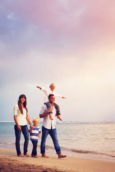 일몰에 바닷가에 가족 재미 — 스톡 사진