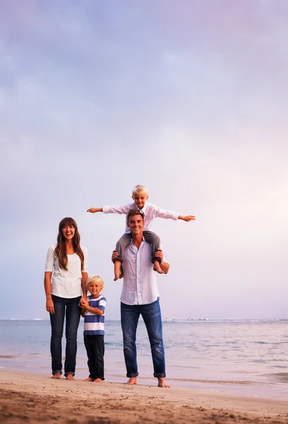 Glad ung kärleksfull familj — Stockfoto