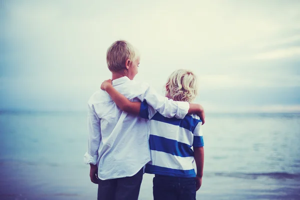 Hermanos, concepto de amistad —  Fotos de Stock