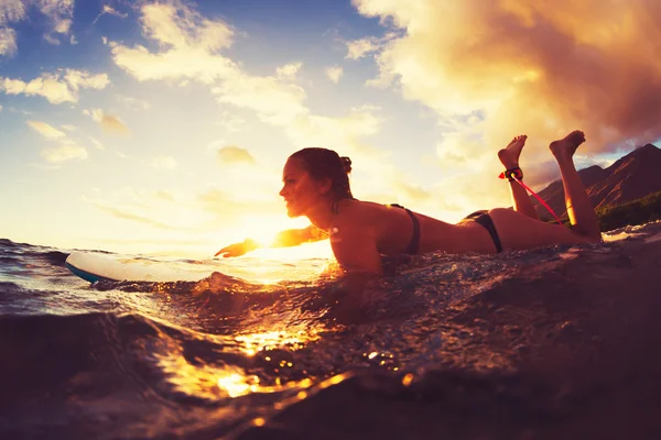 Mulher surfando ao pôr do sol — Fotografia de Stock