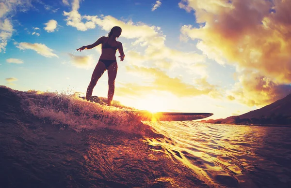 日没でサーフィンの女性 — ストック写真