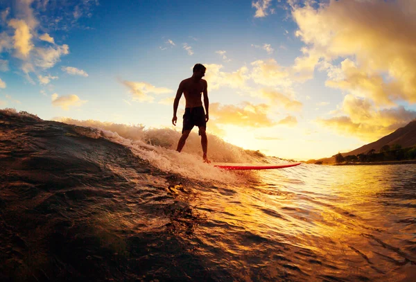 Homem Surfando ao pôr do sol — Fotografia de Stock