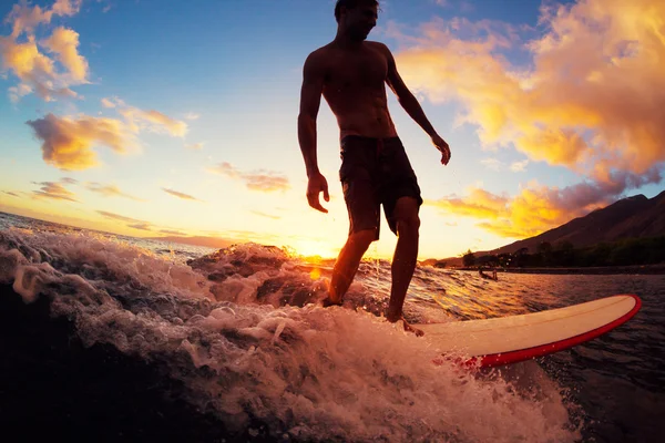 Homem Surfando ao pôr do sol — Fotografia de Stock