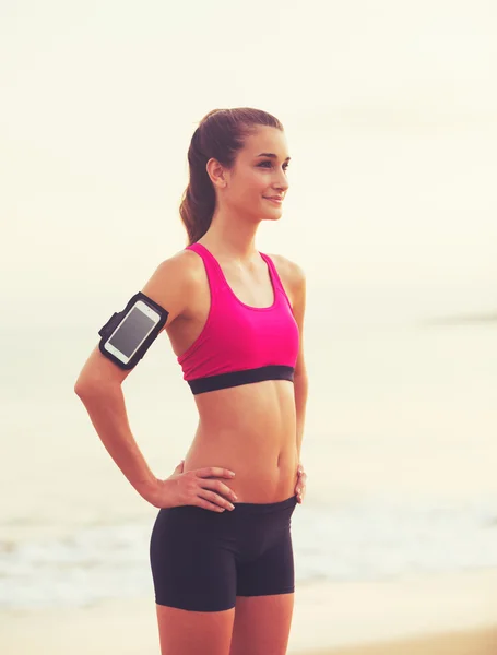 Jeune femme de remise en forme saine avec téléphone intelligent — Photo