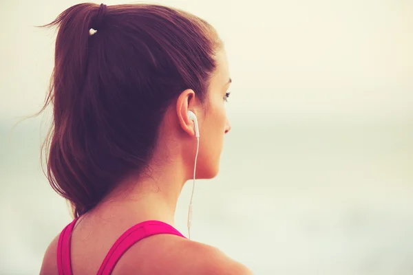 Mulher fitness ouvir música — Fotografia de Stock