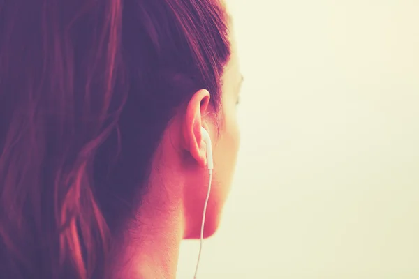 Фитнес-женщина слушает музыку — стоковое фото