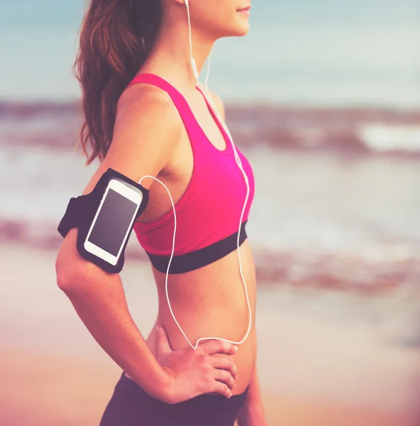 Jeune femme de remise en forme saine avec téléphone intelligent — Photo