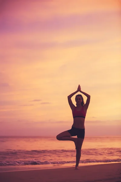 Femme de yoga au coucher du soleil — Photo