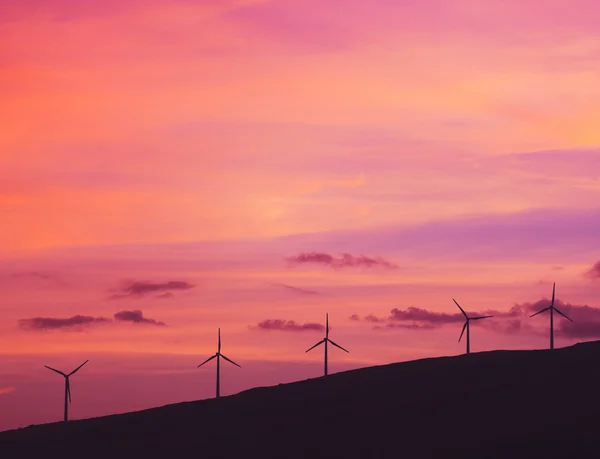 Vista dos moinhos de vento ao pôr do sol — Fotografia de Stock