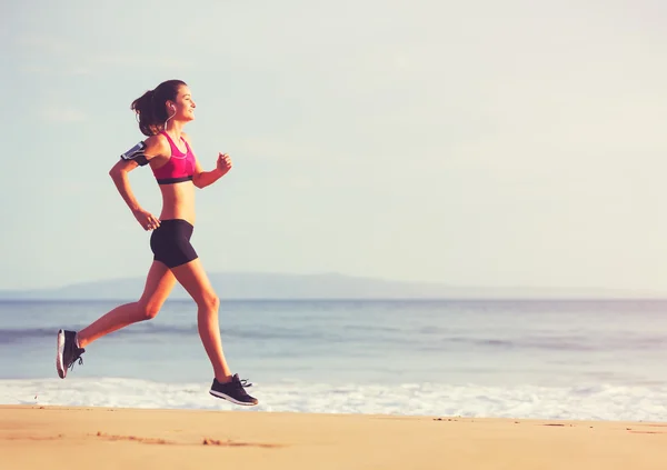 Sport Fitness Donna Corsa sulla spiaggia al tramonto — Foto Stock