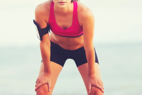 Mujer joven y saludable fitness con teléfono inteligente —  Fotos de Stock