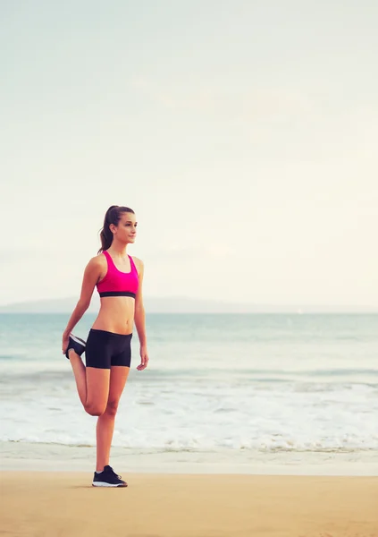 Fitness vrouw die zich uitstrekt — Stockfoto